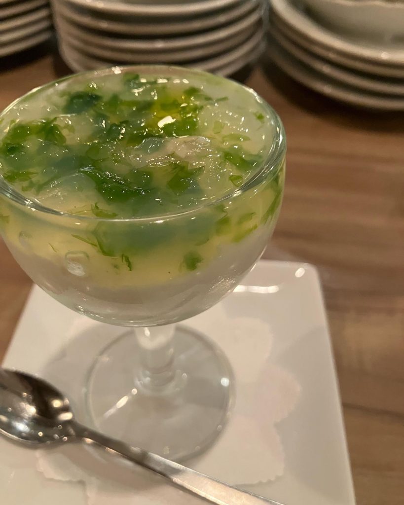 春を感じるお気に入りの料理新玉ねぎのムースにはまぐりとアオサのジュレ。